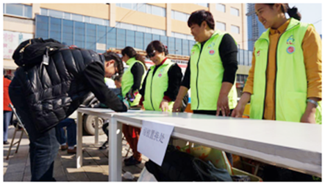 活动以“做好事做善事做志愿者”为主题，倡导节能减排、低碳出行、绿色出行的生活方式，鼓励市民低碳出行。同时，在云纺的活动现。ッ魇星嗷岽戳“一家衣等于爱”衣服回收箱，市民将废旧的衣服投放到箱内，志愿者送上一盆绿色植物或者一本图书。